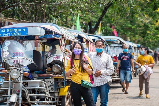 Người dân Lào đeo khẩu trang để phòng dịch COVID-19. Ảnh: THX