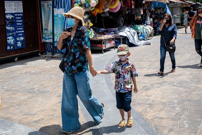 Người dân đeo khẩu trang phòng lây nhiễm COVID-19 tại Hua Hin, Thái Lan ngày 19/5/2020. Ảnh: AFP/ TTXVN