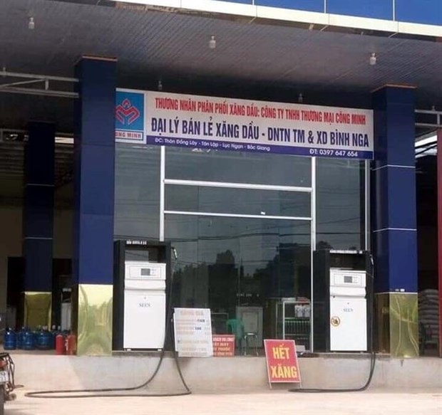 Cửa hàng xăng dầu trên địa bàn huyện Lục Ngạn, Bắc Giang, treo biển Hết xăng. (Ảnh: TTXVN phát)