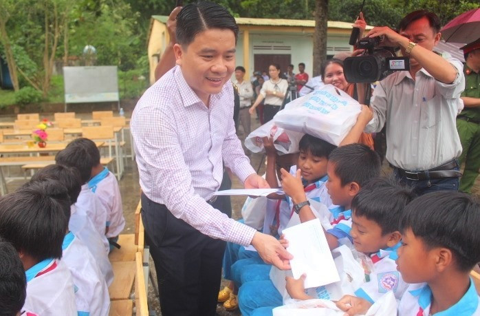 Phó Chủ tịch UBND tỉnh Trần Văn Tân trao tặng quà cho các em học sinh trường Tiểu học Bhalêê.