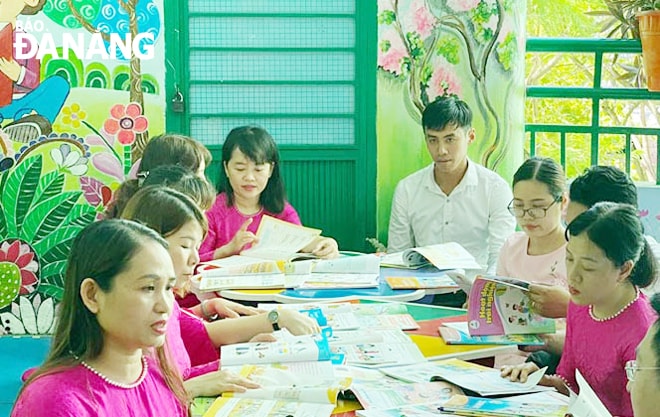 Giáo viên Trường tiểu học Núi Thành lựa chọn sách giáo khoa lớp 1 - năm học 2020 - 2021. Ảnh: NGỌC PHÚ