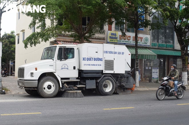 Công ty CP Môi trường đô thị Đà Nẵng đã đưa nhiều xe cơ giới vào phục vụ, nâng cao hiệu quả sản xuất, kinh doanh. TRONG ẢNH: Công ty vận hành xe quét đường trên đường Trần Hưng Đạo. Ảnh: HOÀNG HIỆP