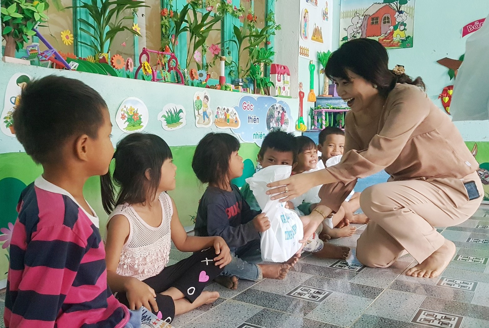 Phó Giám đốc Sở LĐ-TB&XH tỉnh Lưu Thị Bích Ngọc tặng quà cho trẻ mẫu giáo. Ảnh: D.L