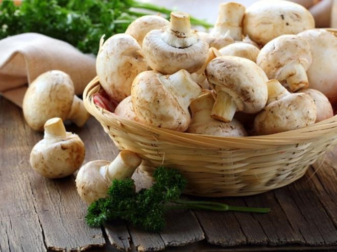 Với thành phần giàu chất xơ, natri và ít chất béo, nấm là thực phẩm nên có trong bữa ăn vào mùa hè, vừa ngon miệng vừa tốt cho sức khỏe.