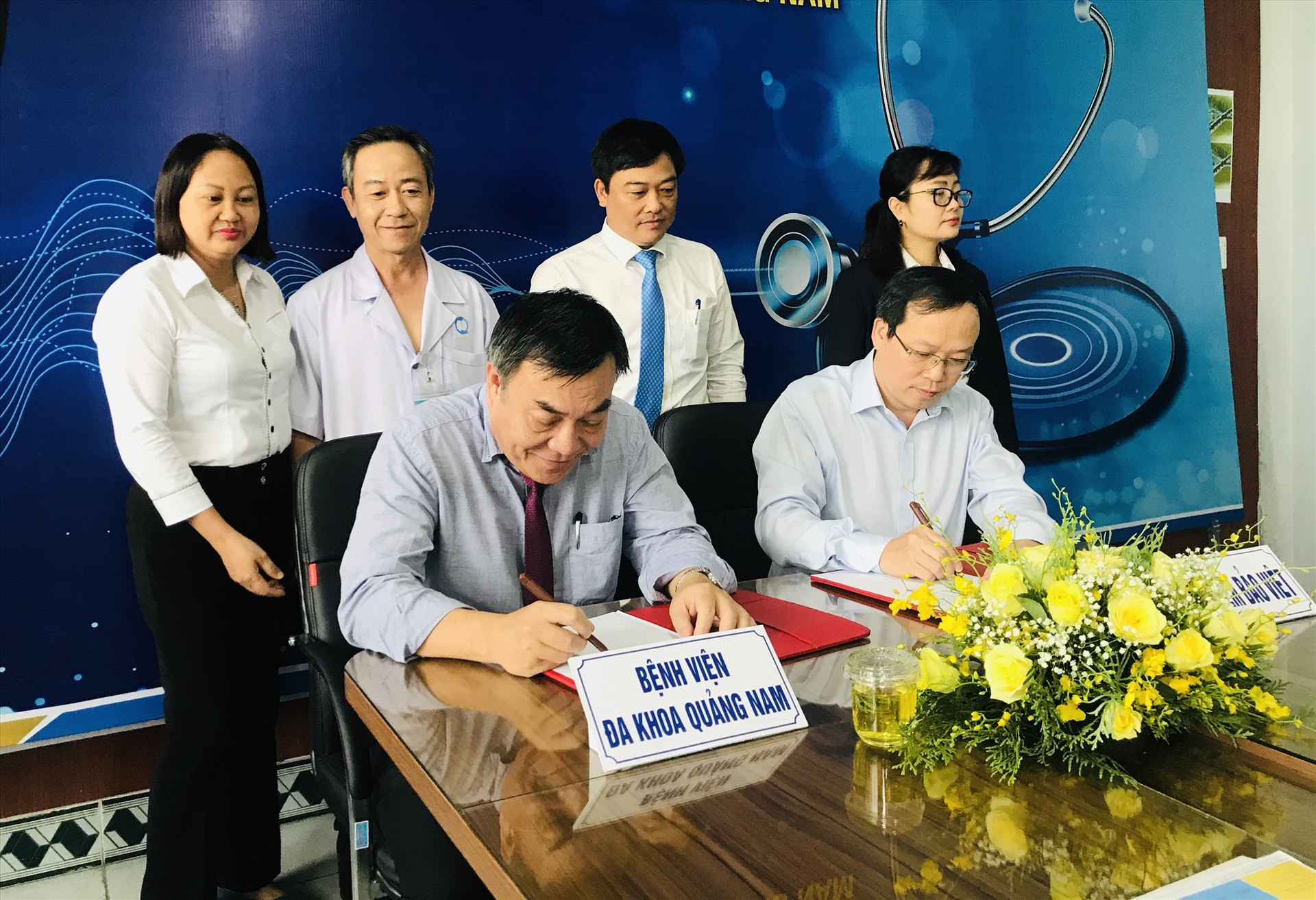 Tổng Công ty Bảo hiểm Bảo Việt và Bệnh viện Đa khoa Quảng Nam ký kết hợp tác bảo lãnh viện phí. Ảnh: C.N