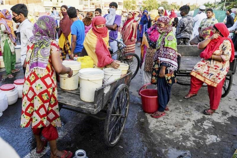 Người dân ở vùng khô hạn tại Ấn Độ xếp hàng lấy nước trong lúc dịch bệnh corona đang tấn công nước này. Ảnh: www.24newshd.tv