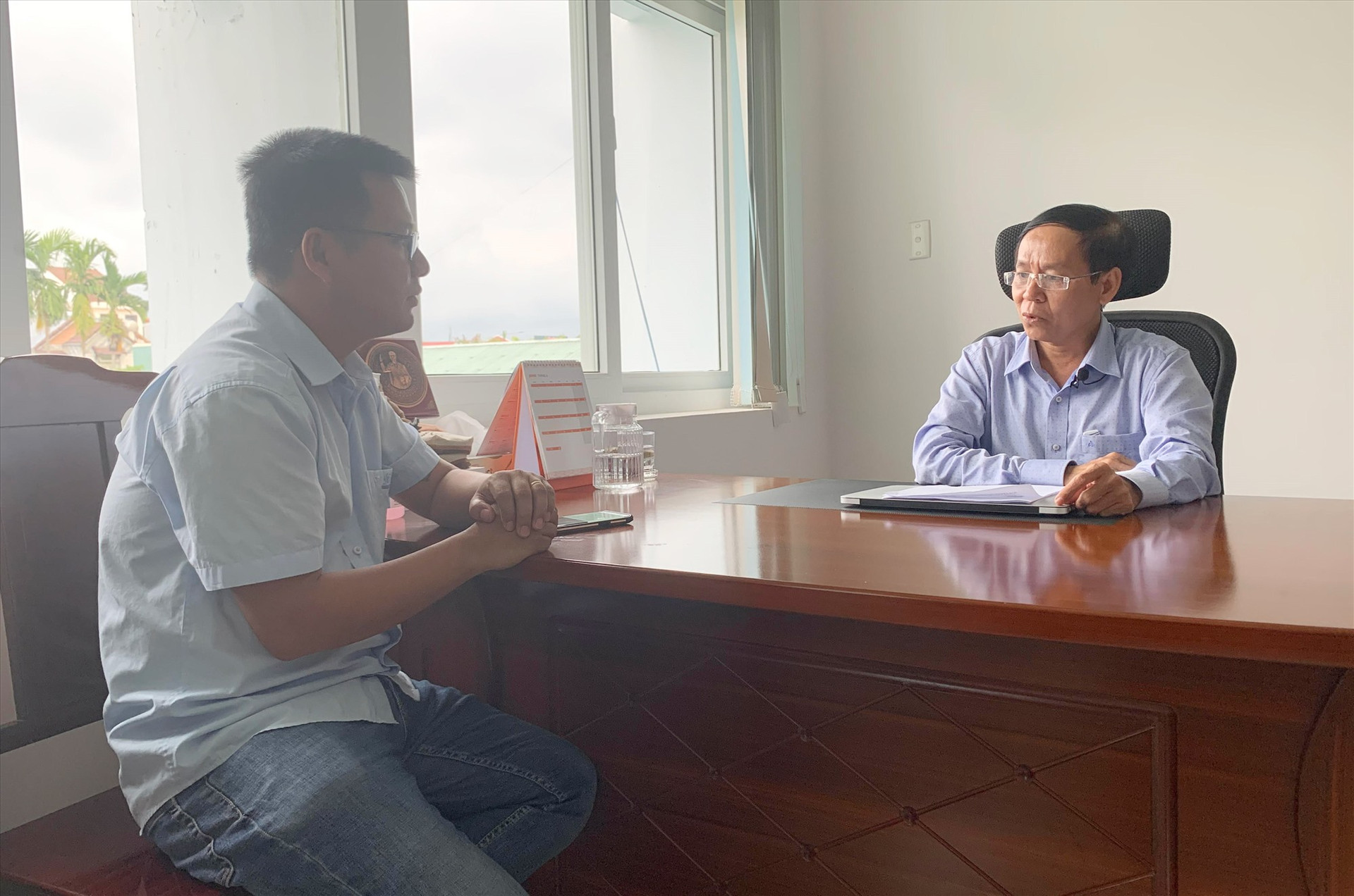 Phóng viên Báo Quảng Nam trao đổi với ông Nguyễn Văn Văn - Phó Giám đốc Sở Y tế tỉnh. Ảnh: PHAN VINH