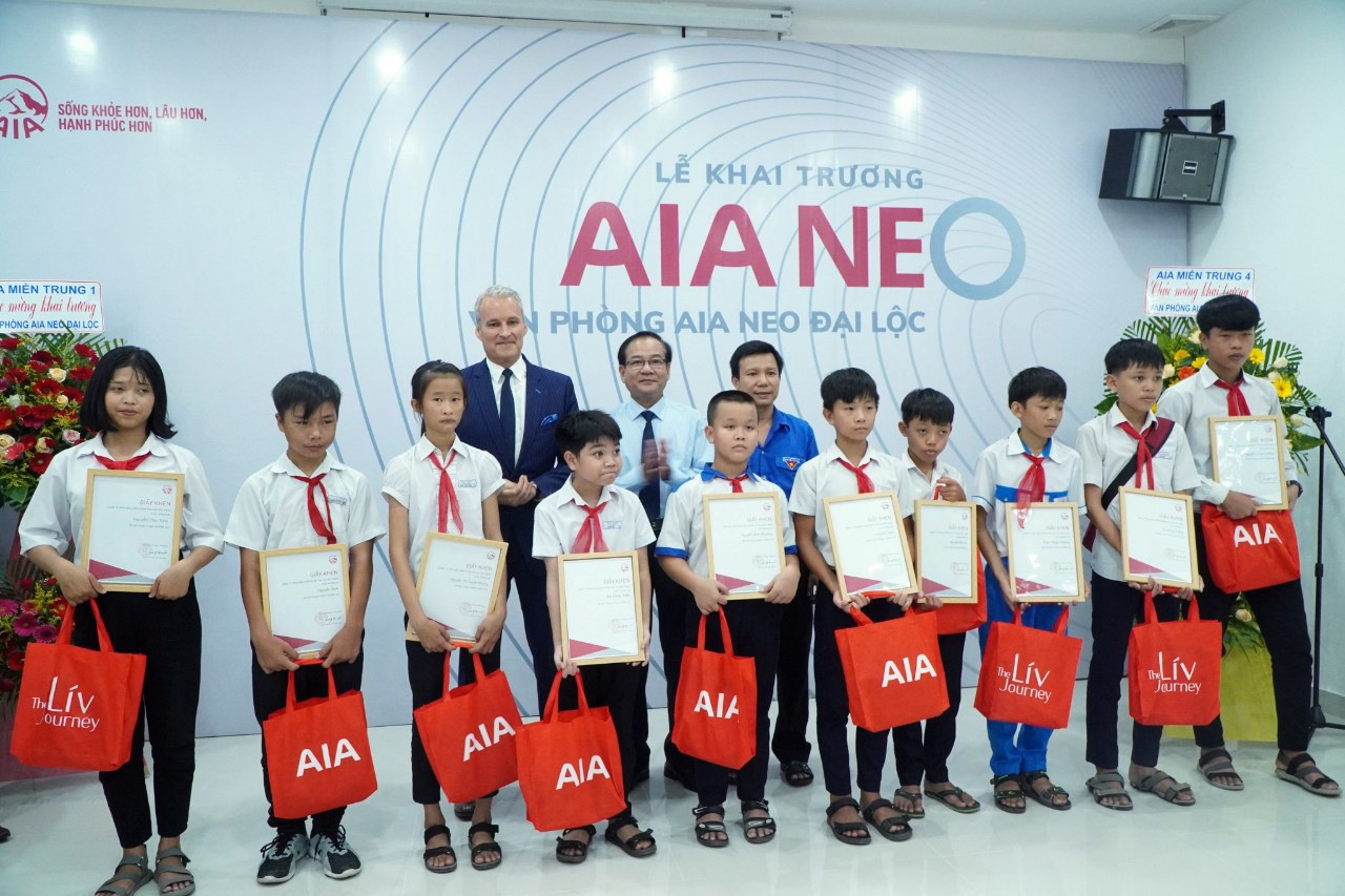 AIA trao quà và xe đạp cho trẻ em huyện Đại Lộc, Đông Giang tại lễ khai trương văn phòng mới.