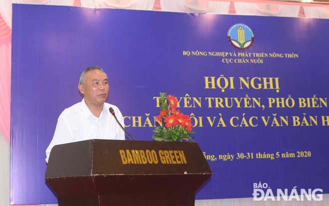 Thứ trưởng Bộ Nông nghiệp và Phát triển nông thôn Phùng Đức Tiến (bìa trái) phát biểu chỉ đạo tại hội nghị. Ảnh: HOÀNG HIỆP