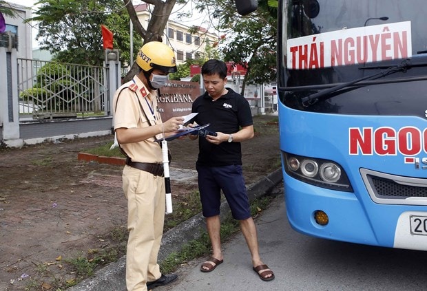 Lực lượng cảnh sát giao thông thành phố Hưng Yên (tỉnh Hưng Yên) tiến hành kiểm tra và xử lý các trường hợp vi phạm trật tự an toàn giao thông. (Ảnh: Phạm Kiên-TTXVN)