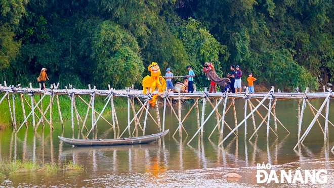 Trung thu trên chiếc cầu quê.