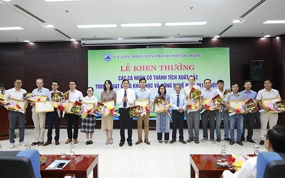 Lãnh đạo UBND TP Đà Nẵng trao bằng khen cho nhiều nhà khoa học của Trường ĐH Duy Tân .Ảnh XL