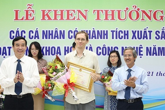 TS.Adam F.Johnson giảng viên ĐH Duy Tân vinh dẹ nhận bằng khen của UBND TP Đà Nẵng. Ảnh XL