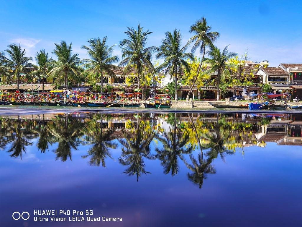 Summer in Hoi An begins in June. The yellow walls under green foliage, visible against the blue sky make Hoi An more impressive. The city seems to be more bustling with visitors’ footsteps, birds and cicada songs.