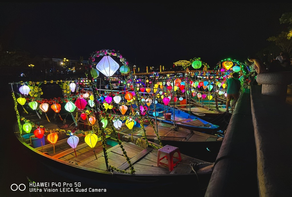 Though days or nights, Hoi An is still an ideal place for relaxation. Photo: zingnews