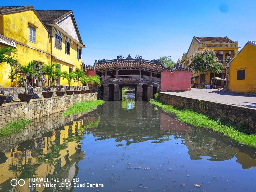 Japanese Bridge is a symbol of Hoi An. So, coming to this UNESCO’s cultural heritage, visitors should contemplate this site. The bridge is also considered the soul of the city, carrying the local residents’ spiritual values, hence Chùa Cầu (Bridge Pagoda) in local language. Photo: zingnews