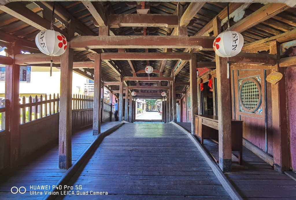 Japanese Bridge was built in the 17th century by the Japanese but in Vietnamese style. The bridge has its roof and two passages for travellers having a rest. There is a pagoda on it. Both the pagoda and the bridge are made of wood. Photo: zingnews