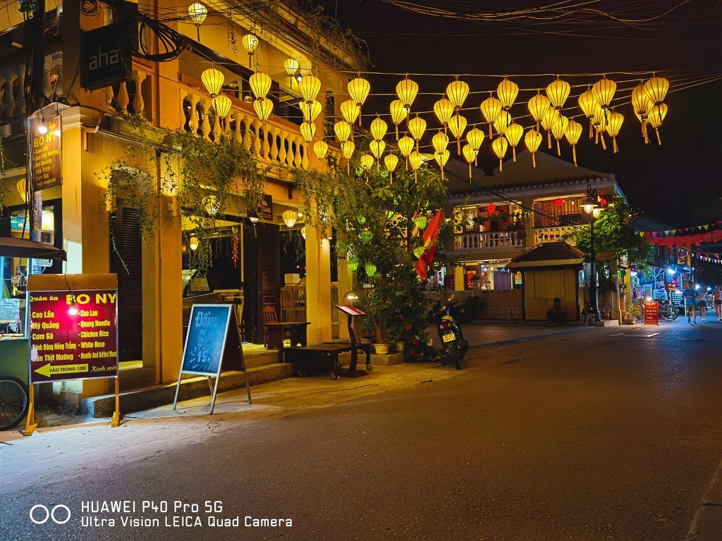 Hoi An is also beautiful at night. After sunset, the city is brilliant with decorative colourful lanterns along the streets, flower garlands and coloured lanterns on the river.  Photo: zingnews