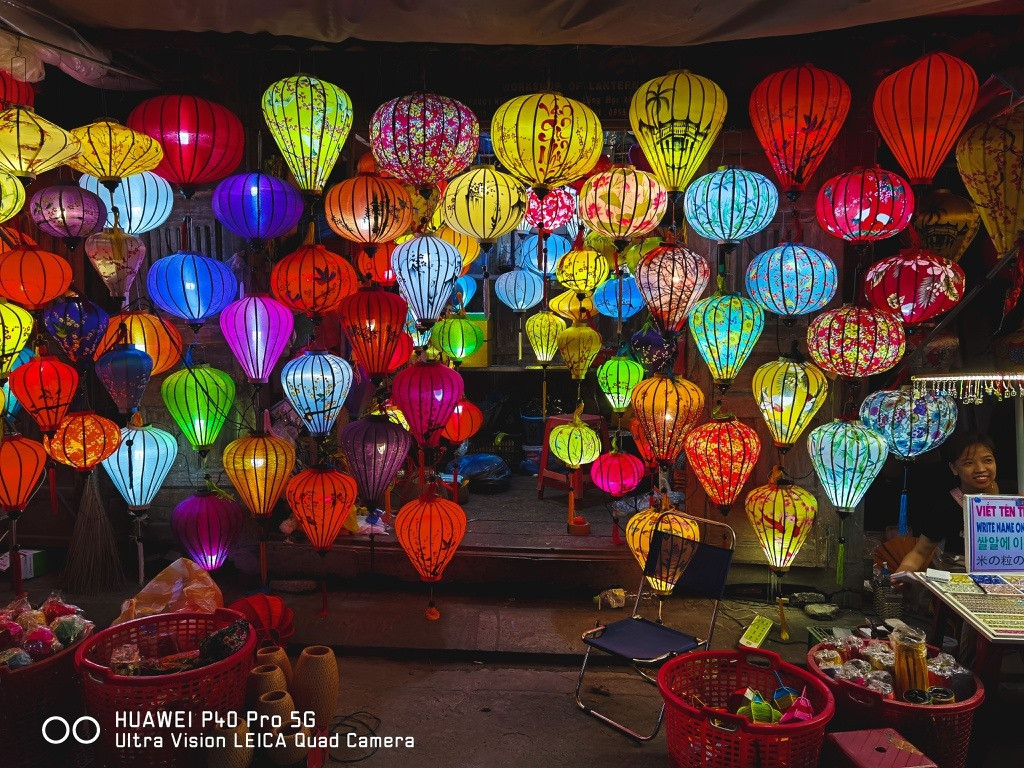 Hoi An decorative lanterns are made of bamboo and silk. Bamboo is used to make the frame which is covered by Ha Dong silk to make a complete lantern. It is also the reason for the brilliant colour of Hoi An lanterns. Photo: zingnews