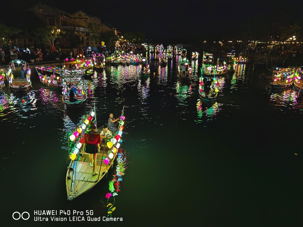 Visiting Hoi An, visitors should take part in travelling on the river to float flower garlands and coloured lanterns. Photo: zingnews