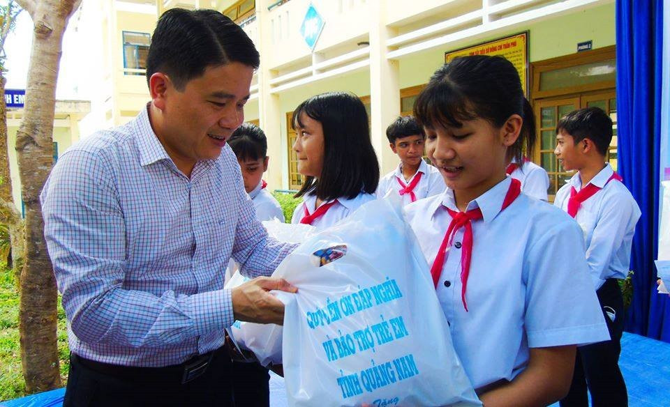 Phó Chủ tịch UBND tỉnh Trần Văn Tân tặng quà học sinh khó khăn ở Đông Giang. Ảnh: D.L