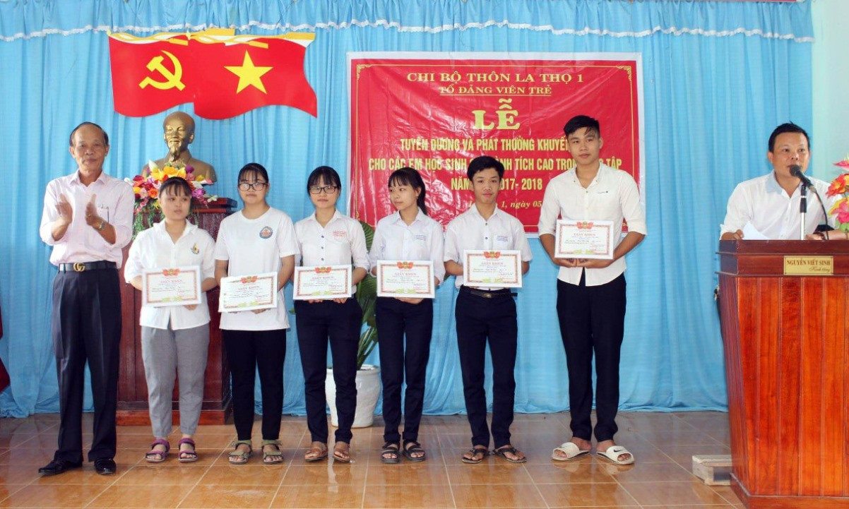 Tổ Đảng viên trẻ khuyến học thôn La Thọ 1 trao học bổng cho học sinh thôn.