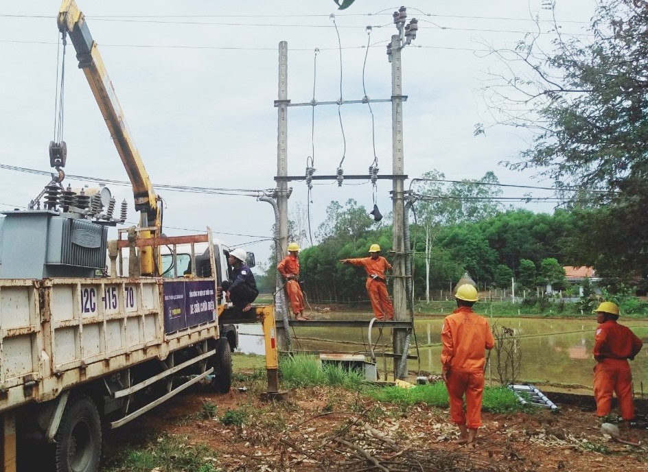 Điện lực Thăng Bình tiến hành nâng cấp công suất điện tại Trạm biến áp Bình Quang. Ảnh: G.B