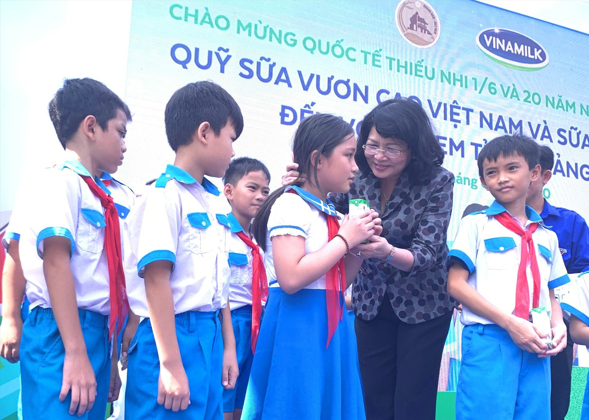 Phó Chủ tịch nước Đặng Thị Ngọc Thịnh trao sữa cho các em học sinh tại trường Tiểu học Kim Đồng (TT.Bắc Trà My). Ảnh: PHAN VINH