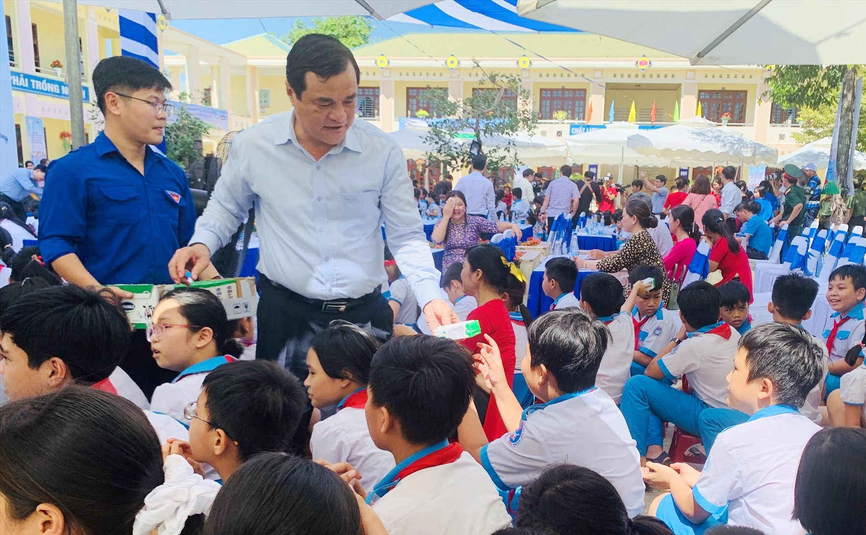 Bí thư Tỉnh ủy Phan Việt Cường trao sữa cho các em học sinh tại chương trình. Ảnh: PHAN VINH