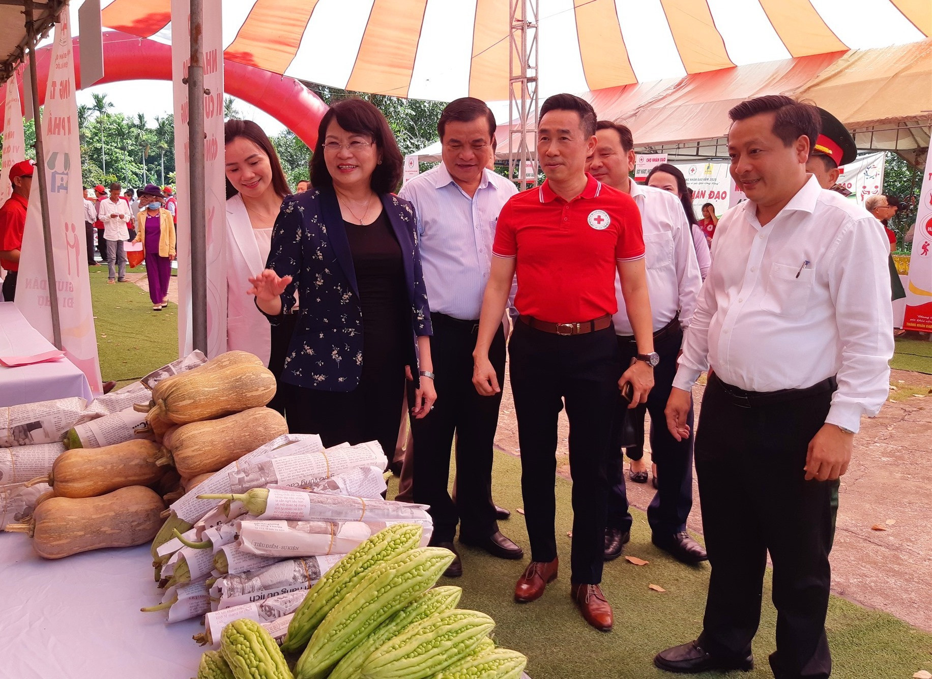 Phó Chủ tịch nước Đặng Thị Ngọc Thịnh cùng lãnh đạo tỉnh, huyện thăm “Chợ Nhân đạo” huyện Đại Lộc. Ảnh: BÍCH LIÊN