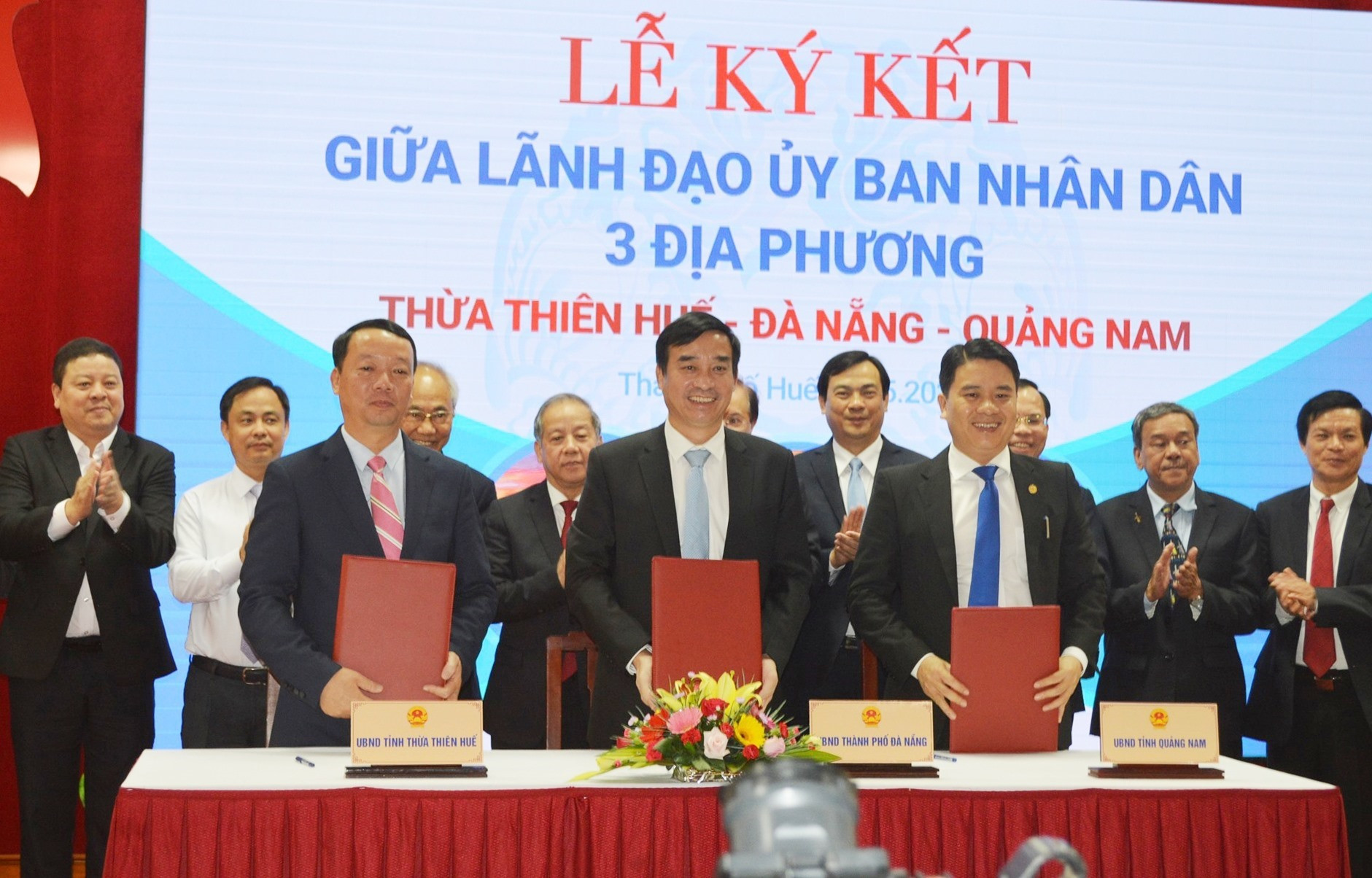 Signing ceremony between leaders of Quang Nam, Da Nang and Thua Thien Hue