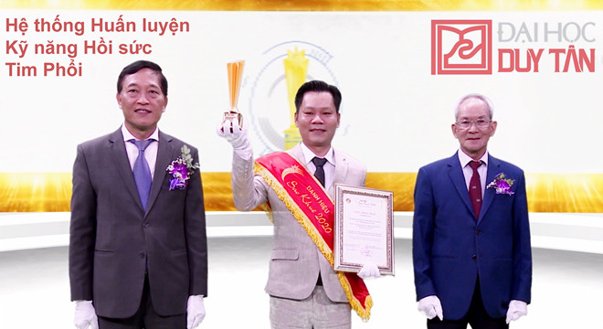 Nghiên cứu khoa học là mối quan tâm đặc biệt của Đảng bộ Trường Đại học Duy Tân. TRONG ẢNH: Thạc sĩ Lê Văn Chung - cán bộ nghiên cứu của trường vừa được Hiệp hội Phần mềm và dịch vụ CNTT Việt Nam (VINASA) trao danh hiệu Sao Khuê 2020 cho sản phẩm eCPR-Hệ thống Huấn luyện kỹ năng sơ cấp cứu hồi sức tim, phổi vì cộng đồng.          Ảnh: HOÀNG DƯƠNG