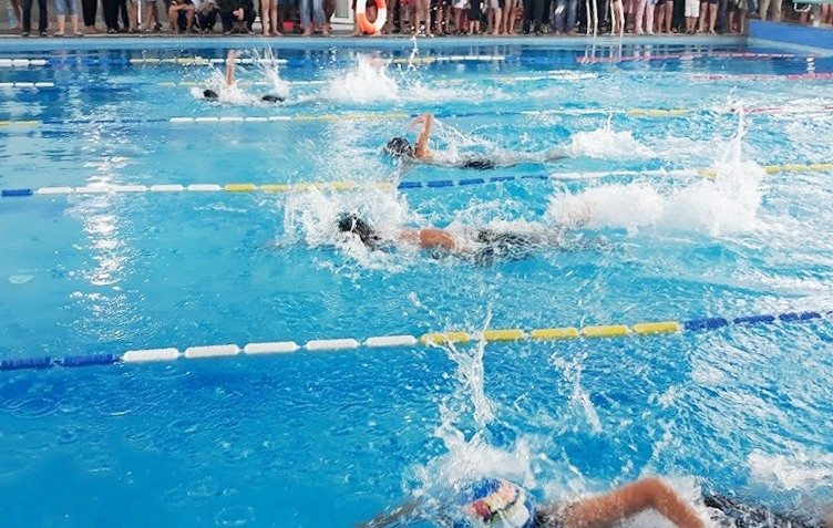 Việc tổ chức dạy bơi sẽ góp phần tăng cường đuối nước. Trong ảnh: Thi môn bơi lội trong khuôn khổ Hội khỏe Phù Đổng do ngành GD-ĐT tổ chức năm học 2019-2020. Ảnh: C.N