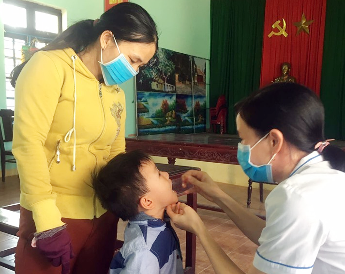Trẻ uống vitamin A tại Trạm Y tế xã Tam Hiệp (Núi Thành). Ảnh: A.M