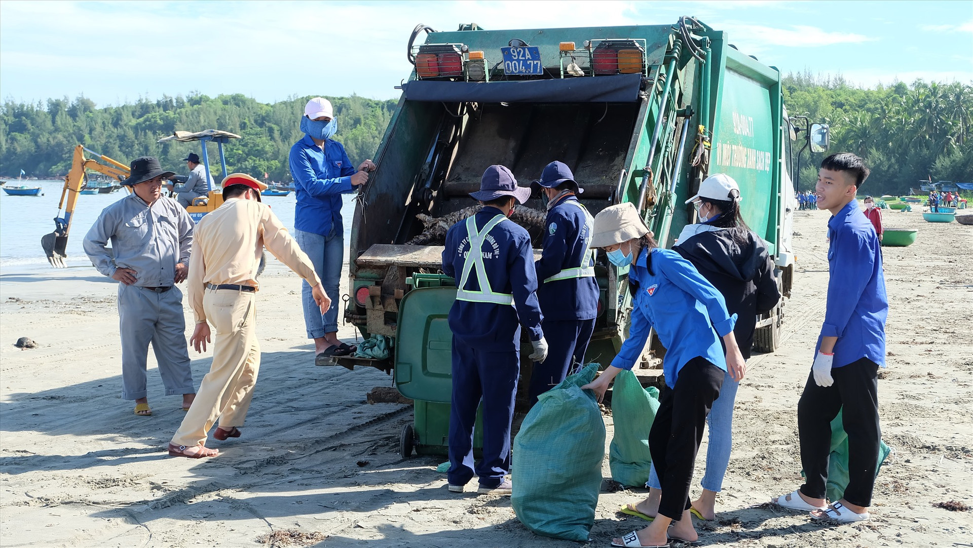ĐVTN Quảng Nam thu gom rác thải, bảo vệ môi trường. Ảnh: A.B