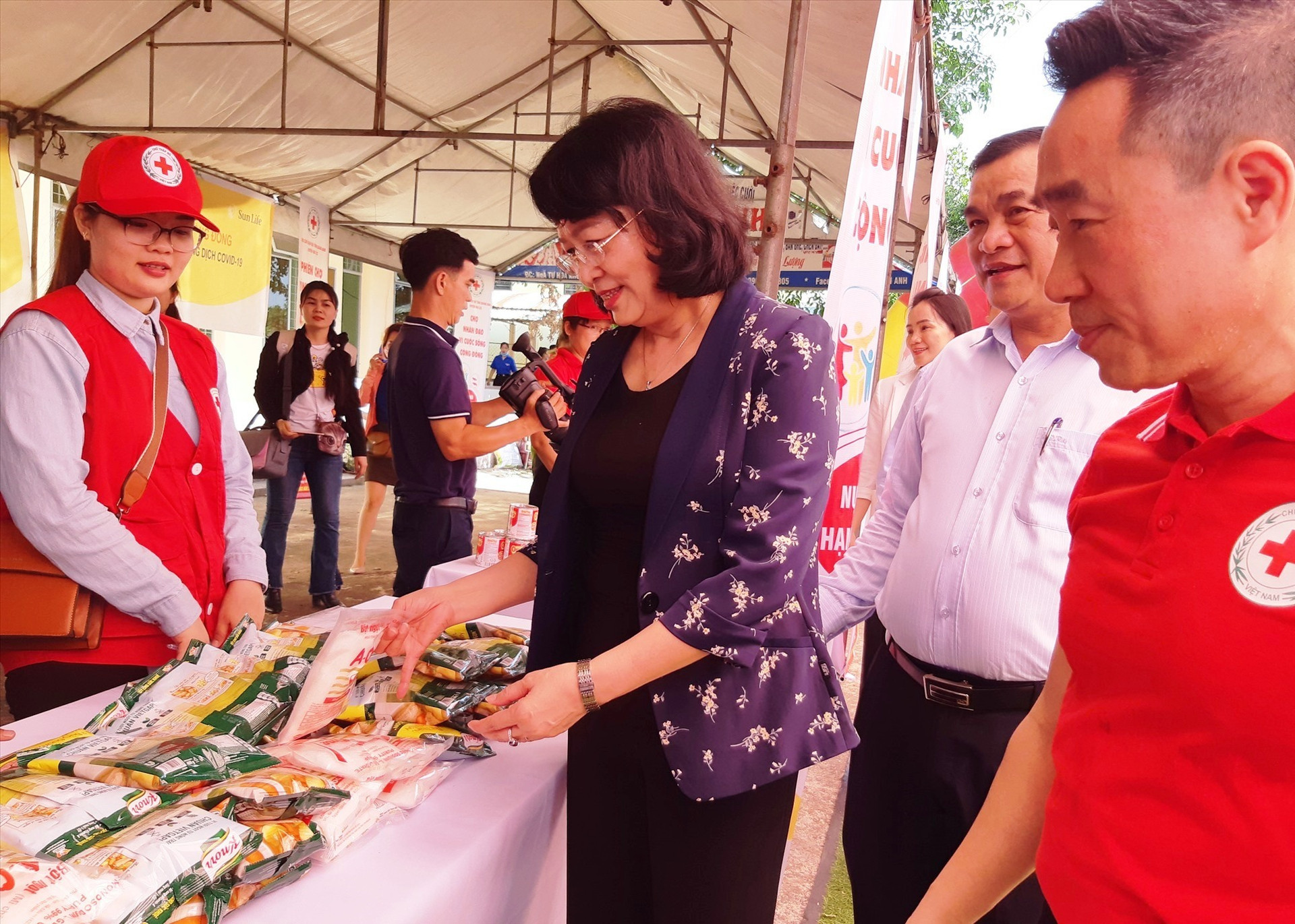 Phó Chủ tịch nước Đặng Thị Ngọc Thịnh tham quan “Chợ Nhân đạo” tại Đại Lộc, ngày 1.6. Ảnh: BÍCH LIÊN