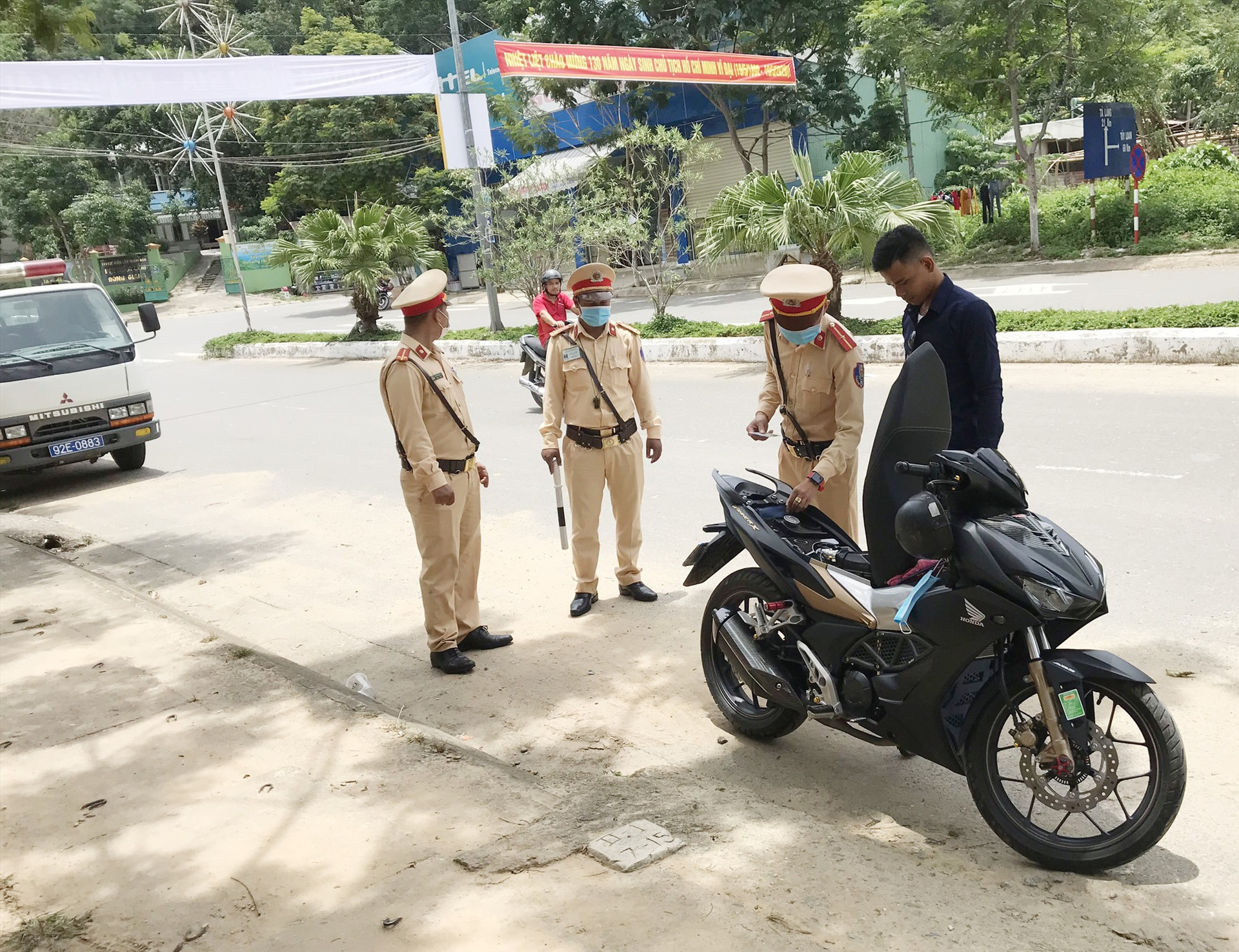 Lực lượng CSGT Đông Giang thực hiện tổng kiểm soát phương tiện đường bộ. Ảnh: C.T