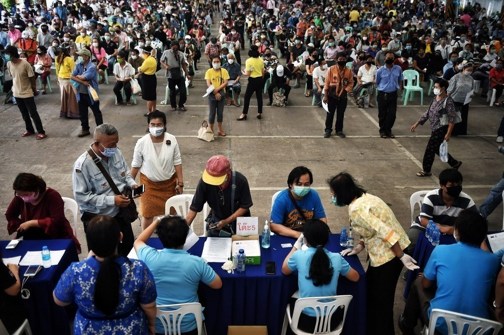 Những người có thu nhập bị ảnh hưởng do Covid-19 tại Thái Lan đã nhận hỗ trợ 5.000 baht (150 USD)/người. Ảnh: AFP