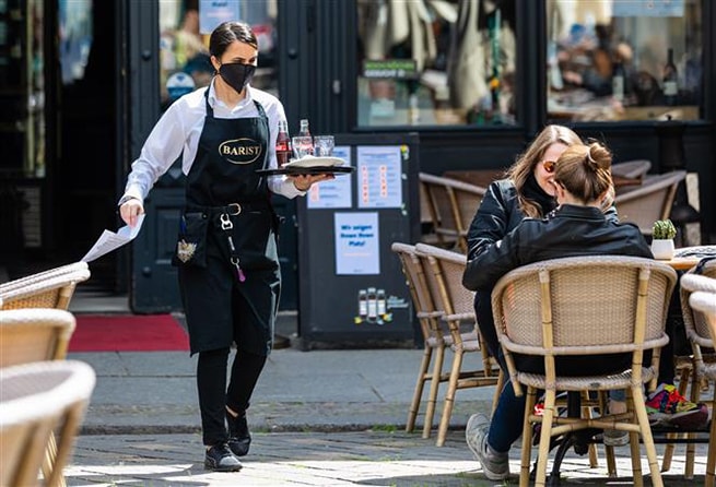 Nhà hàng tại Berlin, Đức, mở cửa trở lại ngày 16-5-2020. Ảnh: THX/ TTXVN