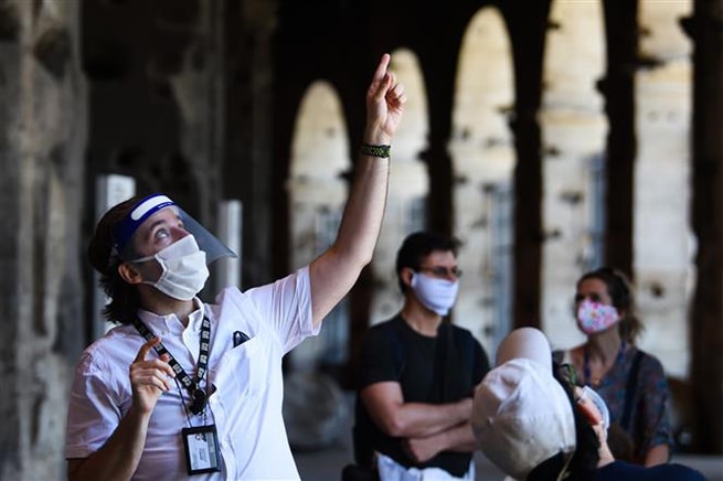 Khách du lịch thăm quan Đấu trường La Mã ở Rome, Italy trong bối cảnh lệnh phong tỏa do dịch Covid-19 được nới lỏng, ngày 1-6-2020. Ảnh: AFP/TTXVN
