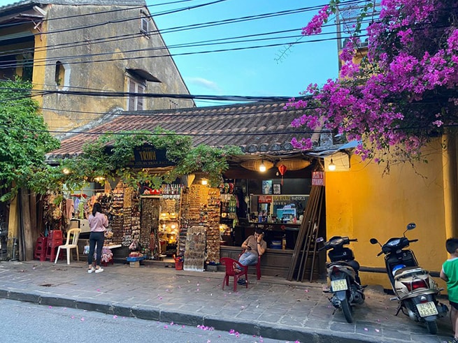 Sau khi mở cửa đón khách trở lại sau khoảng thời gian đóng cửa vì dịch Covid-19, phố cổ Hội An dần trở nên nhộn nhịp.