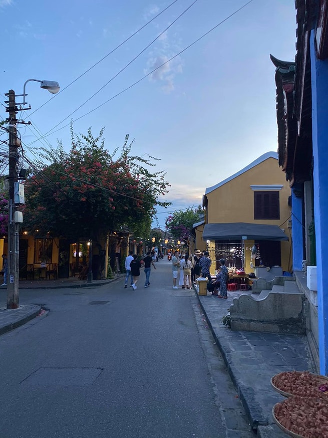 Phố cổ lên đèn.