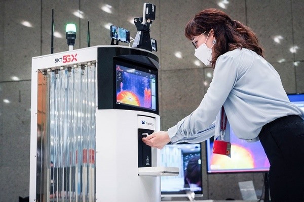 Robot 5G góp phần chống Covid-19 của SK Telecom và Omron Electronics Korea