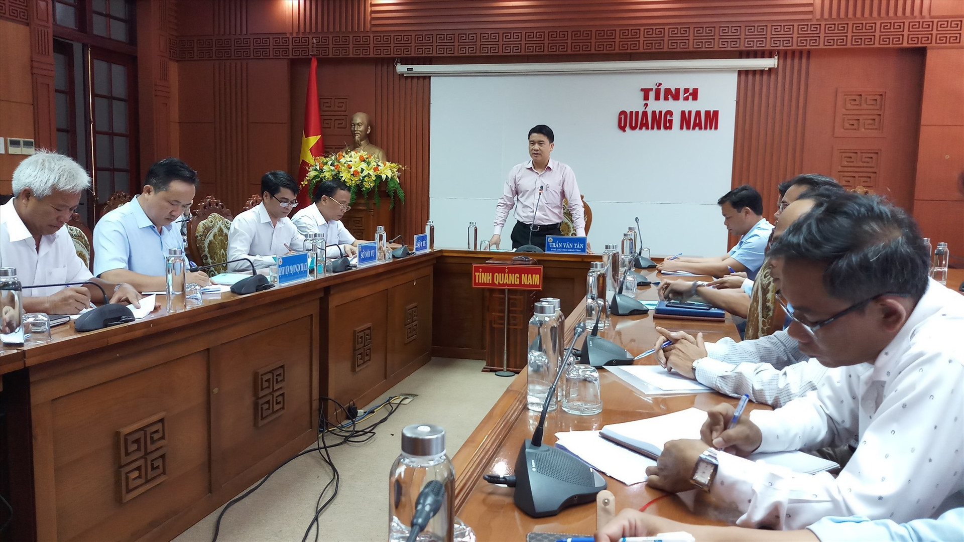 Phó Chủ tịch UBND tỉnh Trần Văn Tân kết luận tại buổi làm việc. Ảnh: ALĂNG NGƯỚC