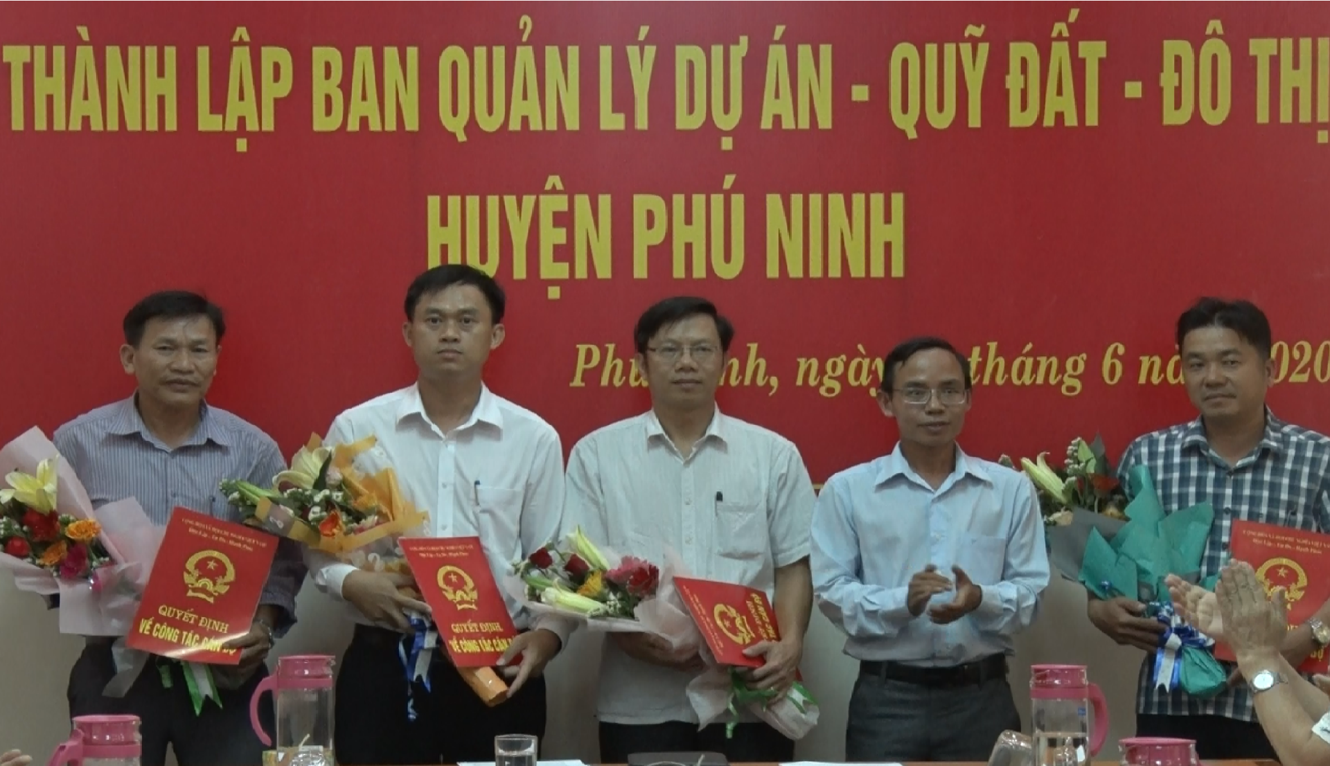 Lãnh đạo UBND huyện Phú Ninh trao quyết định và tặng hoa chúc mừng các cá nhân được bổ nhiệm giữ các chức vụ tại BQL Dự án - quỹ đất - đô thị huyện Phú Ninh. Ảnh: Q.V