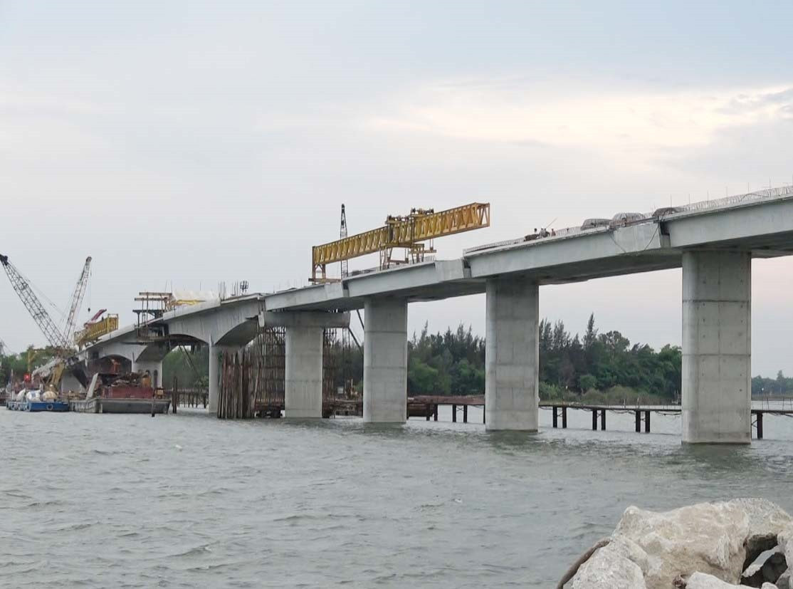 Cầu Cẩm Kim kiên cố bắc qua sông Thu Bồn. Ảnh: MINH VŨ