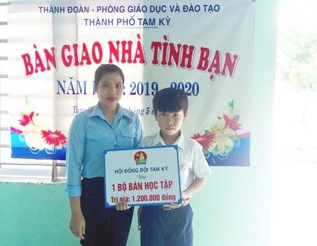 Bàn giao nhà tình bạn cho học sinh khó khăn. Ảnh: HOÀNG QUANG