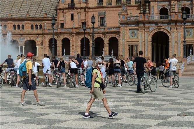 Khách du lịch tham quan Quảng trường Plaza de Espana ở Seville, Tây Ban Nha ngày 11/3. Ảnh: AFP/TTXVN