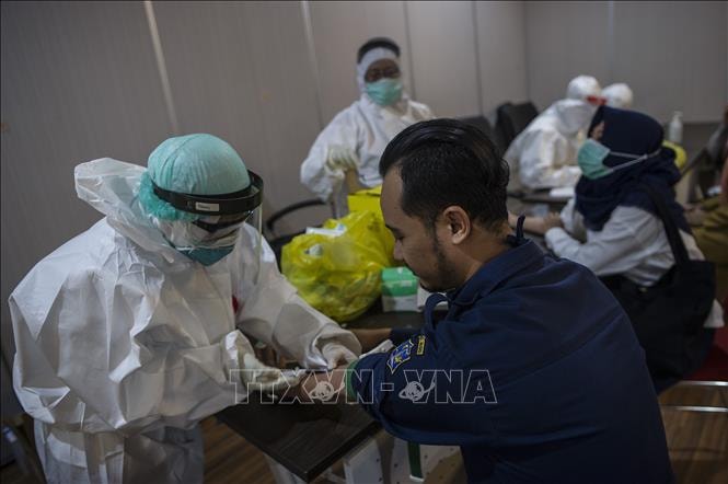 Xét nghiệm máu nhằm phát hiện nhanh trường hợp nhiễm dịch COVID-19 tại Surabaya, Indonesia ngày 11/5. Ảnh: THX/TTXVN