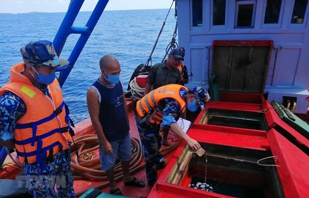 Hiện trường một vụ bắt giữ tàu vận chuyển 50.000 lít dầu D.O không rõ nguồn gốc. (Nguồn: TTXVN)